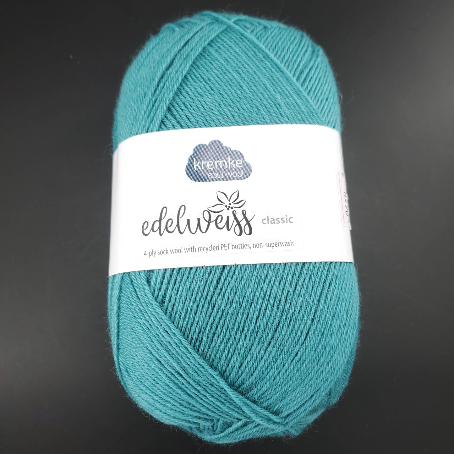 pelote de laine edelweiss classic de marque kremke de coloris 418 turquoi  se clair pour tricot et crochet sur fond noir