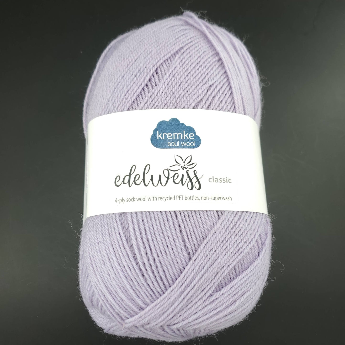 pelote de laine edelweiss classic de marque kremke de coloris 420 lilas pour tricot et crochet sur fond noir