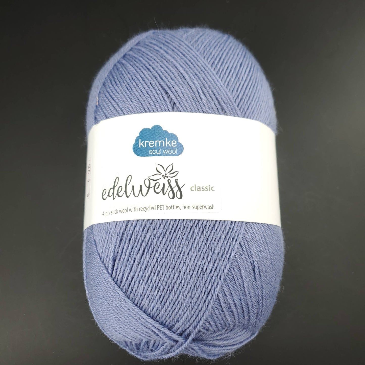 pelote de laine edelweiss classic de marque kremke de coloris 421 violet clair pour tricot et crochet sur fond noir
