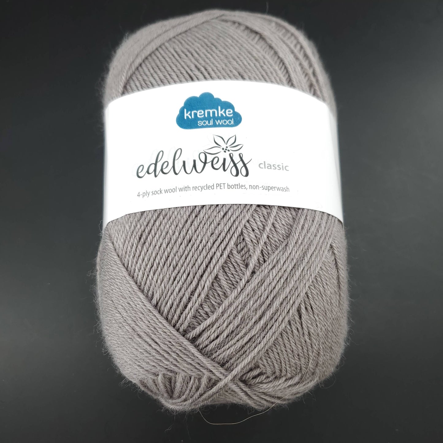 pelote de laine edelweiss classic de marque kremke de coloris 400 ecru pour tricot et crochet sur fond noir