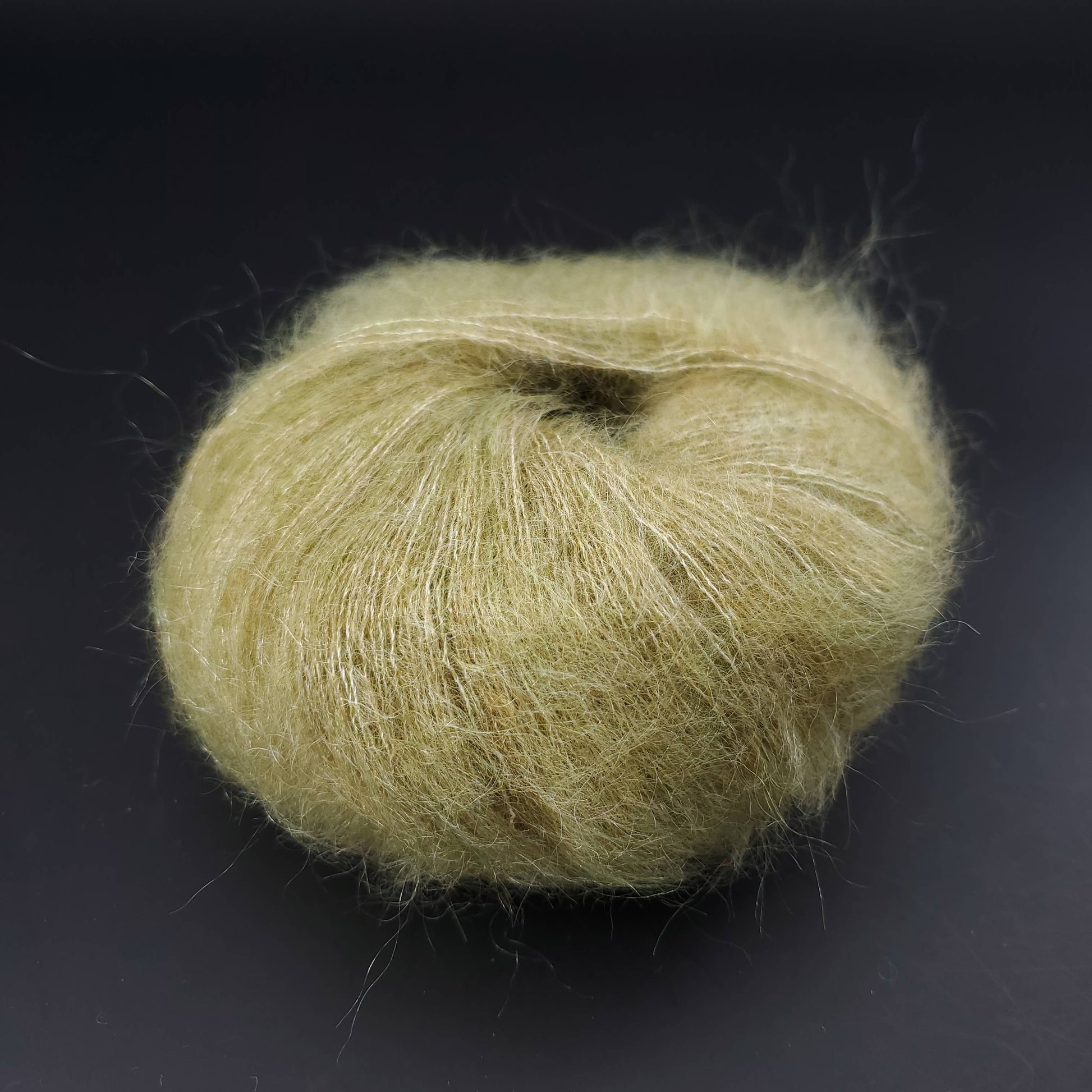 pelote de laine kremke marled silky kid 002 jaune-vert sur fond noir