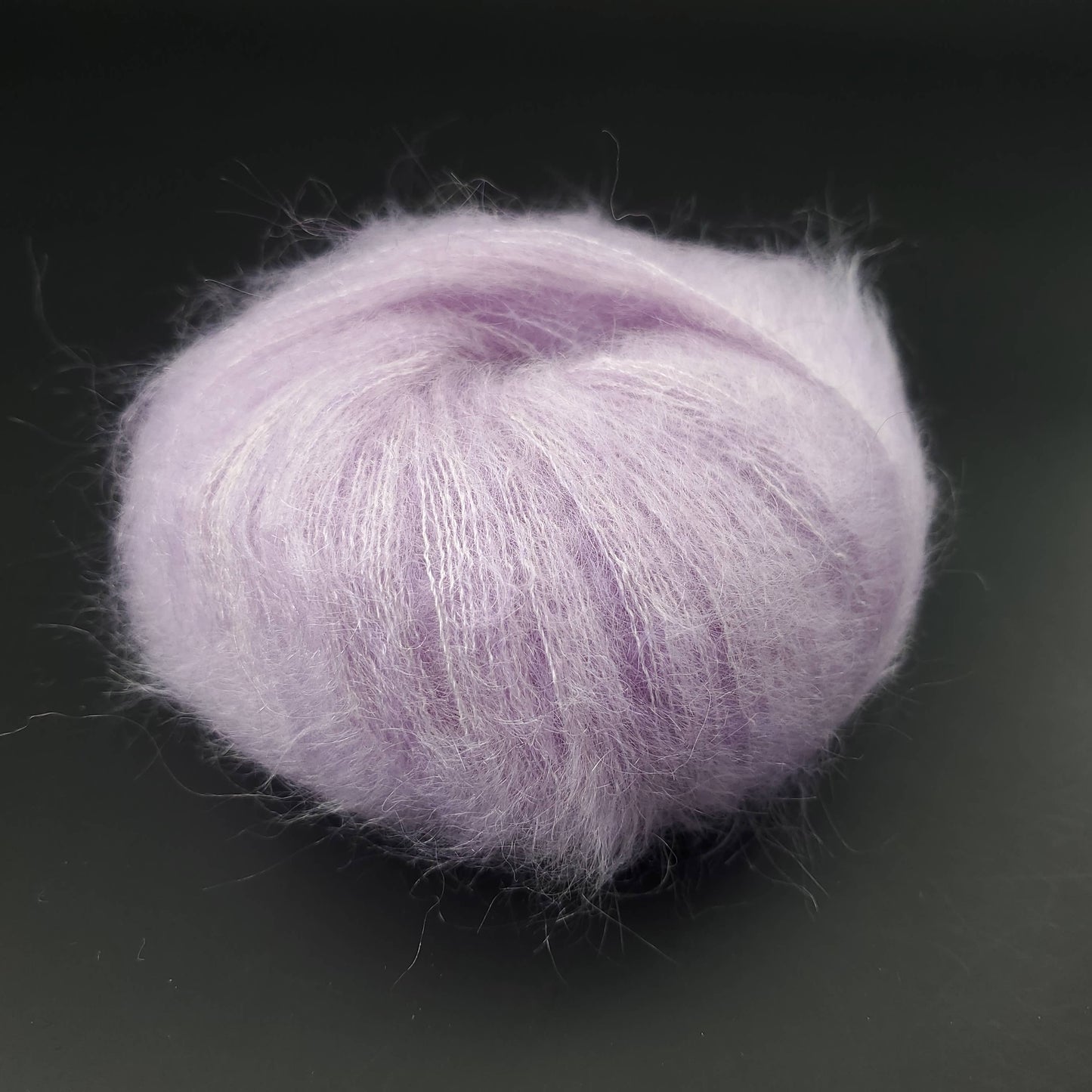 pelote de laine kremke marled silky kid 003 lilas sur fond noir