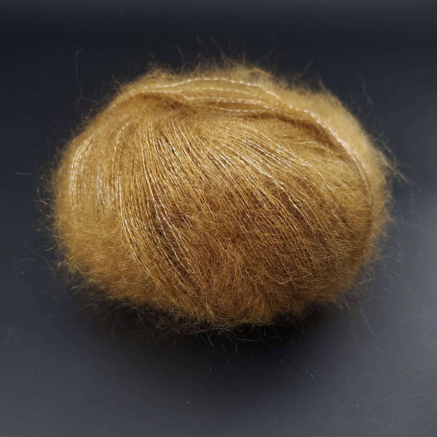 pelote de laine kremke marled silky kid 007 noix sur fond noir