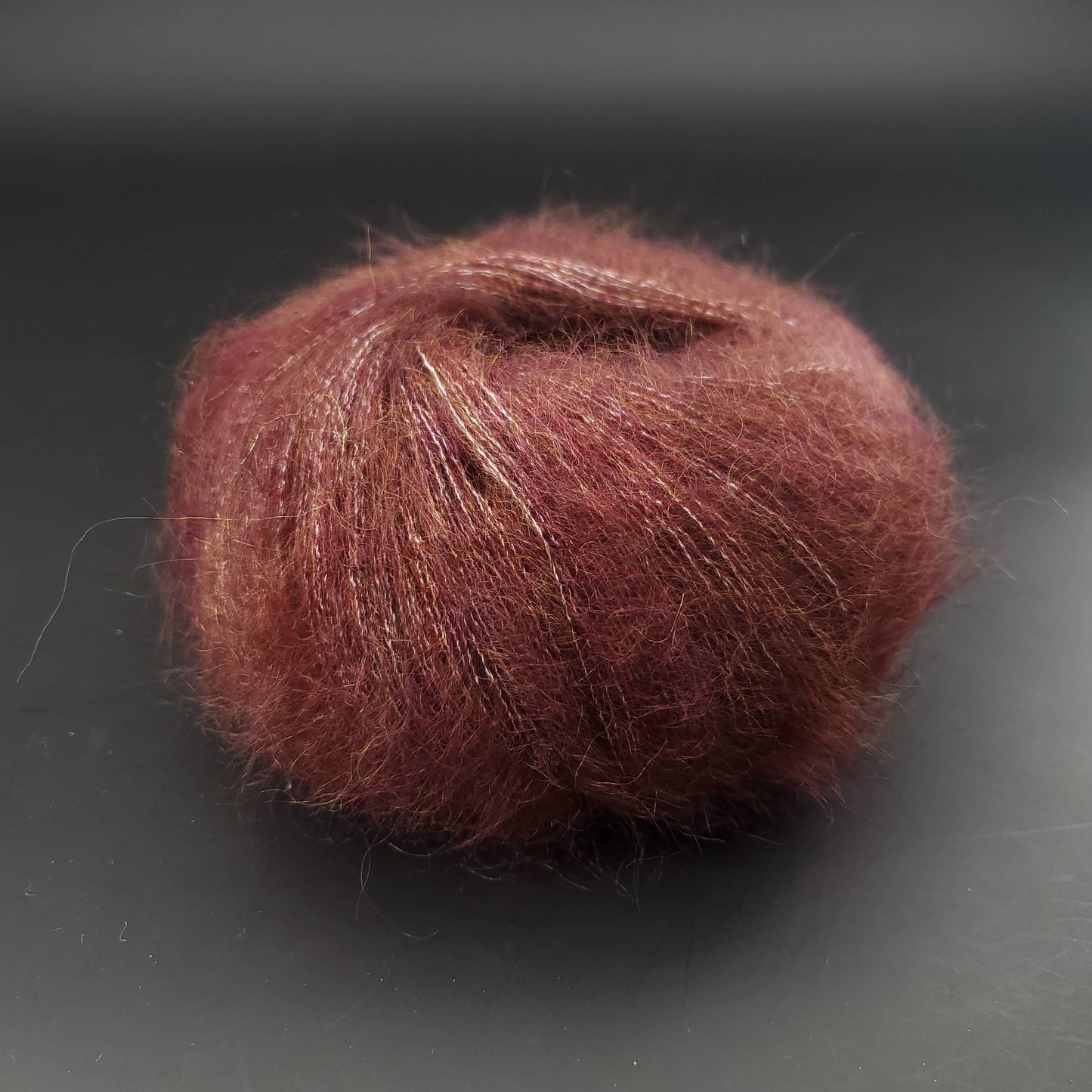 pelote de laine kremke marled silky kid 009 marron sur fond noir