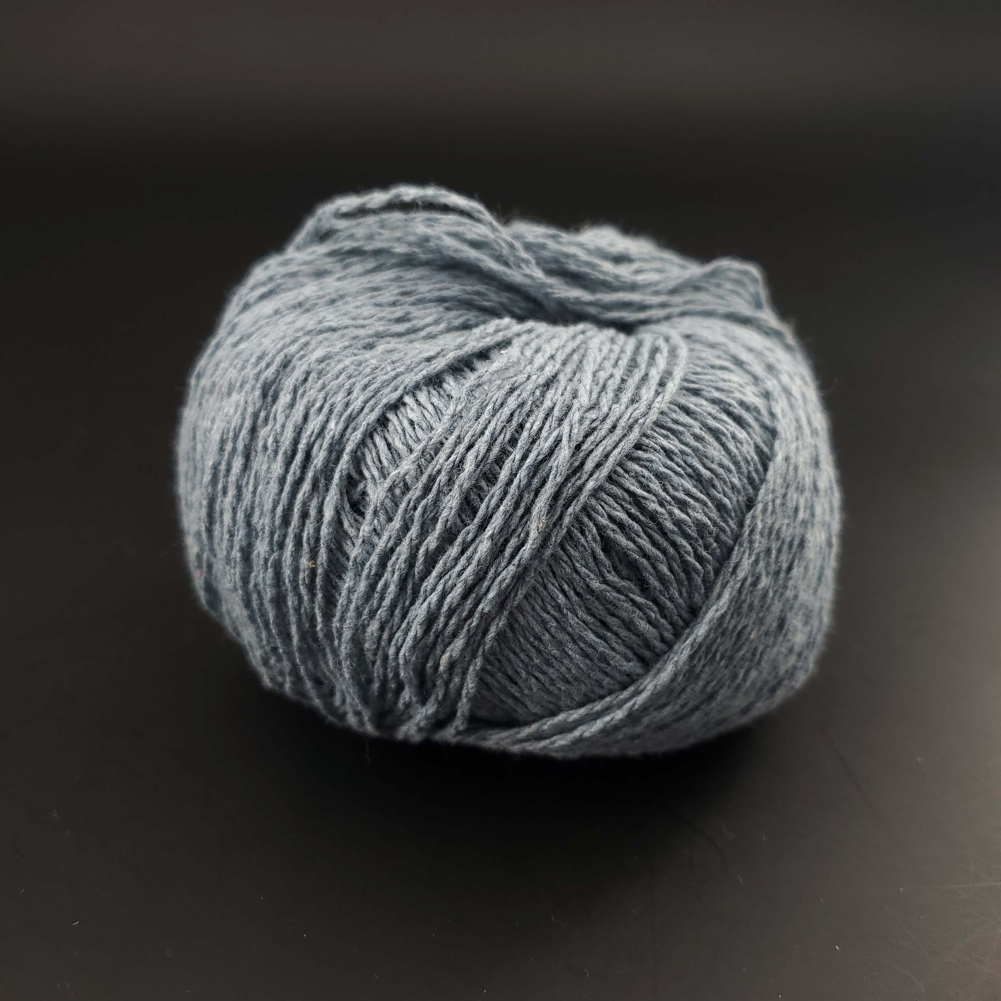 pelote de coton recyclé kremke reborn denim uni coloris 100 bleu clair sur fond noir pour tricot et crochet