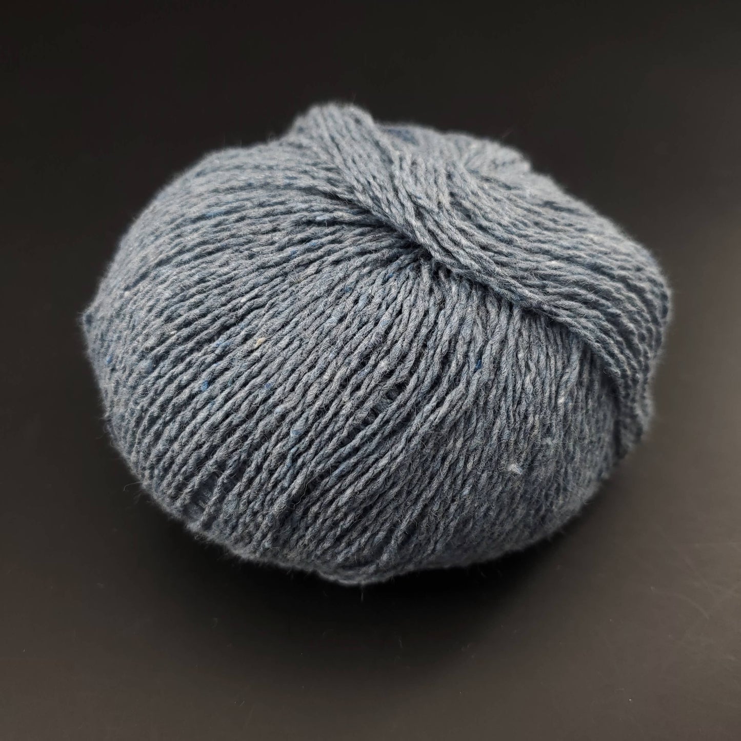pelote de coton recyclé kremke reborn denim uni coloris 110 denim sur fond noir pour tricot et crochet