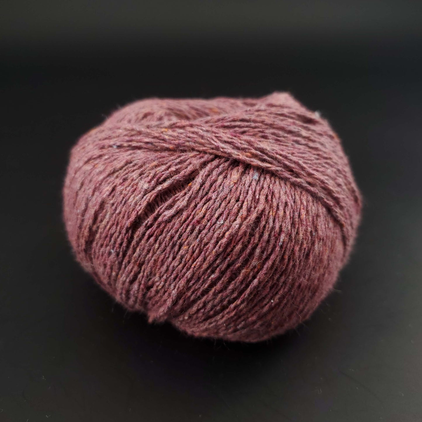pelote de coton recyclé kremke reborn denim uni coloris 120 quartz rose sur fond noir pour tricot et crochet
