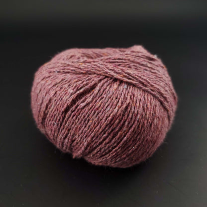 pelote de coton recyclé kremke reborn denim uni coloris 120 quartz rose sur fond noir pour tricot et crochet