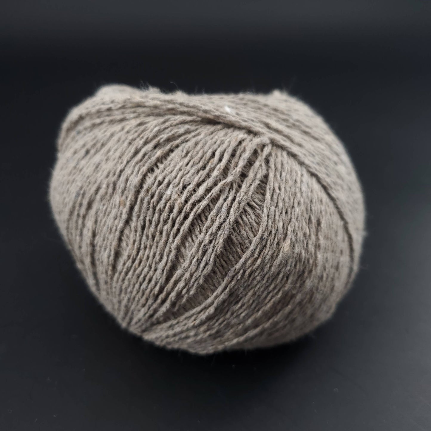 pelote de coton recyclé kremke reborn denim uni coloris 125 sable sur fond noir pour tricot et crochet
