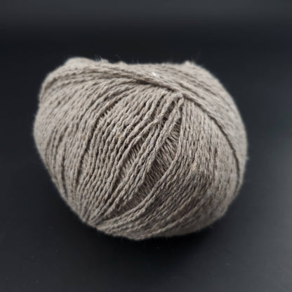 pelote de coton recyclé kremke reborn denim uni coloris 125 sable sur fond noir pour tricot et crochet