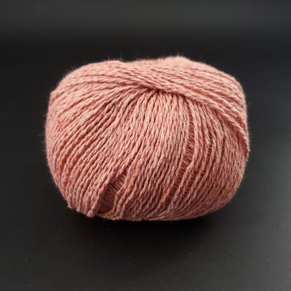 pelote de coton recyclé kremke reborn denim uni coloris 141 saumon sur fond noir pour tricot et crochet