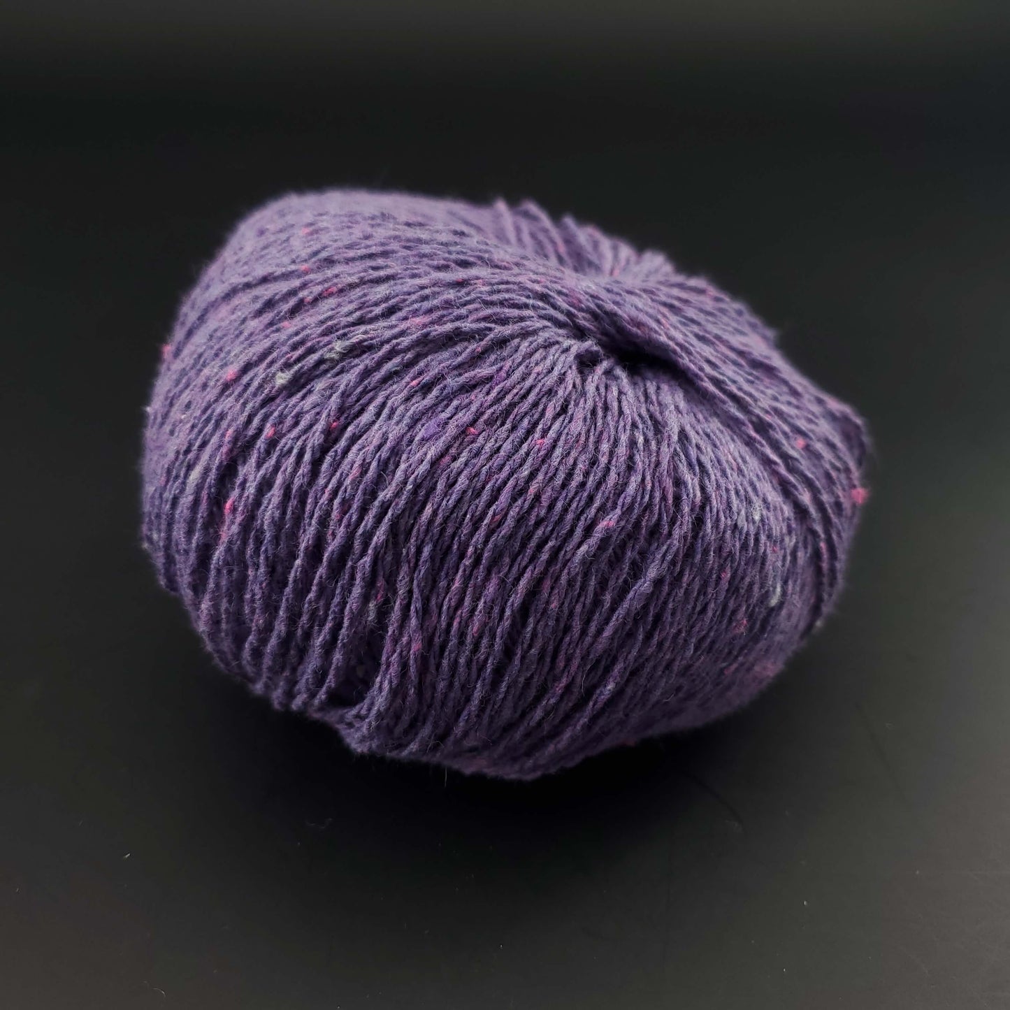 pelote de coton recyclé kremke reborn denim uni coloris 143 lilas sur fond noir pour tricot et crochet