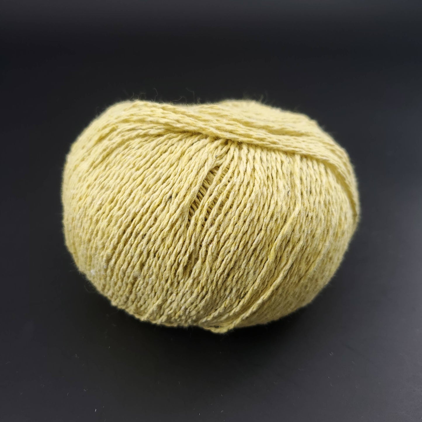 pelote de coton recyclé kremke reborn denim uni coloris 144 citron sur fond noir pour tricot et crochet