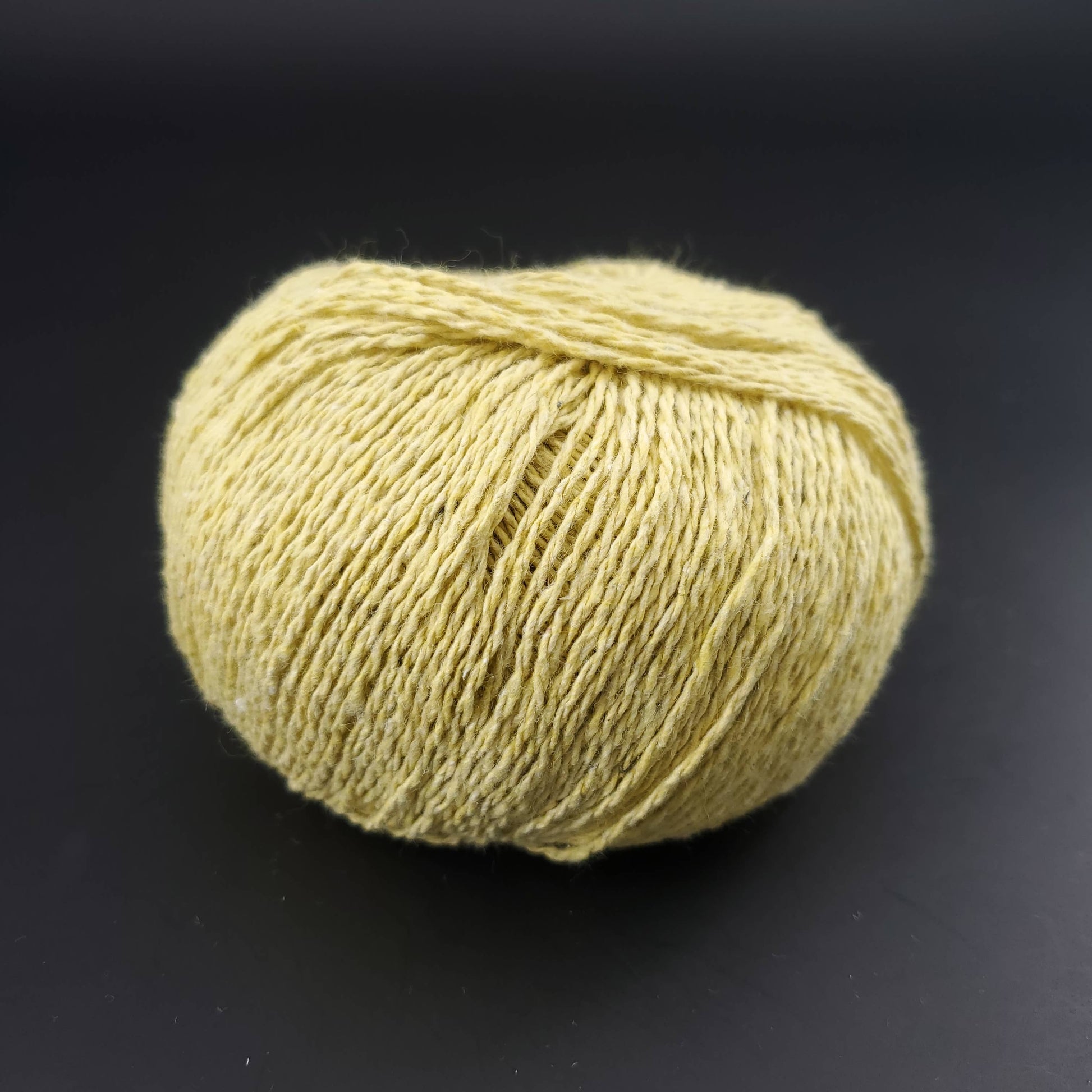 pelote de coton recyclé kremke reborn denim uni coloris 144 citron sur fond noir pour tricot et crochet