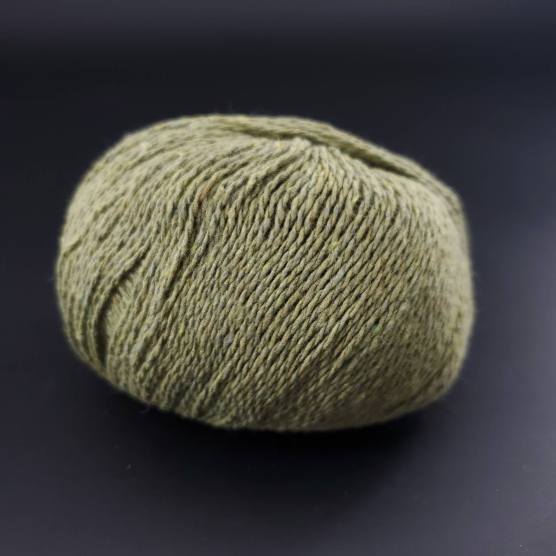 pelote de coton recyclé kremke reborn denim uni coloris 146 citron sur fond noir pour tricot et crochet