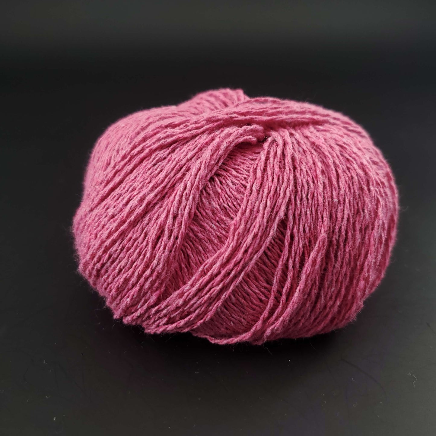 pelote de coton recyclé kremke reborn denim uni coloris 148 cyclamen sur fond noir pour tricot et crochet