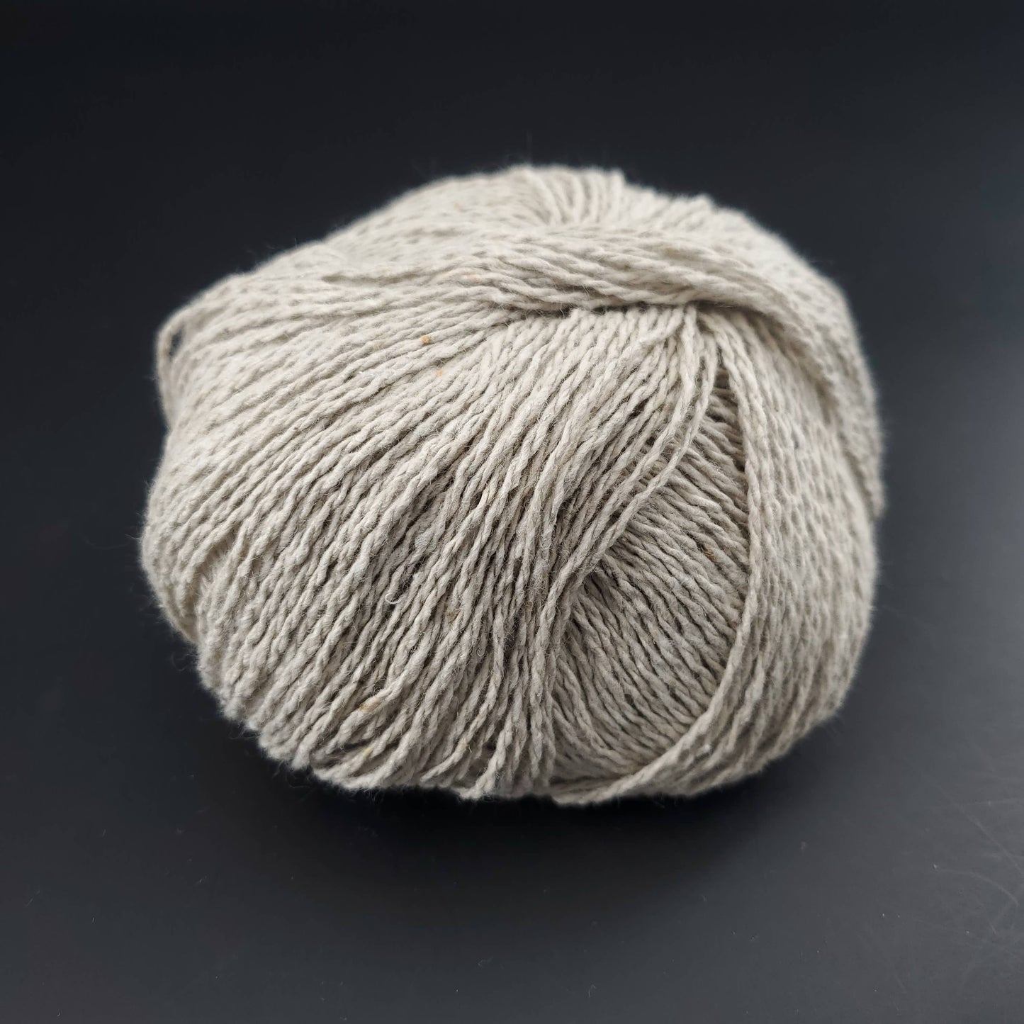 pelote de coton recyclé kremke reborn denim uni coloris 149 beige clair sur fond noir pour tricot et crochet