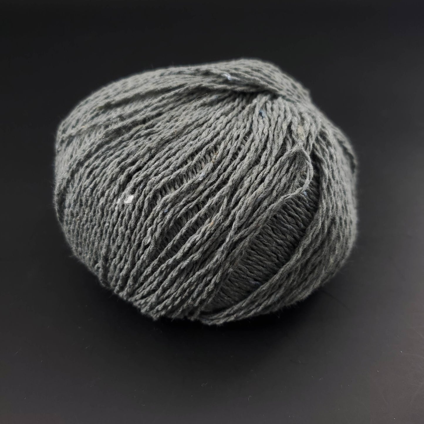 pelote de coton recyclé kremke reborn denim uni coloris 150 sauge sur fond noir pour tricot et crochet