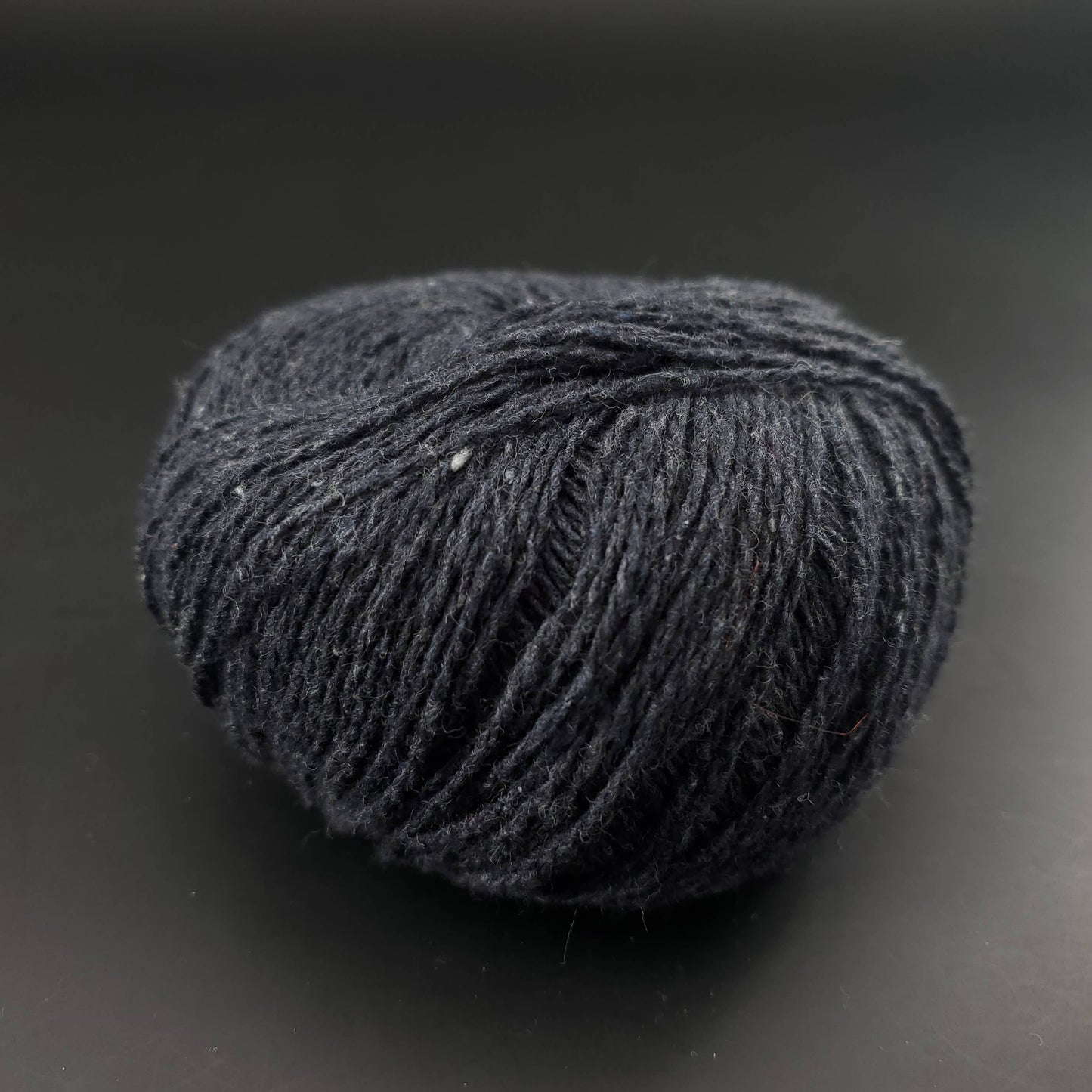 pelote de coton recyclé kremke reborn denim uni coloris 152 anthracite sur fond noir pour tricot et crochet