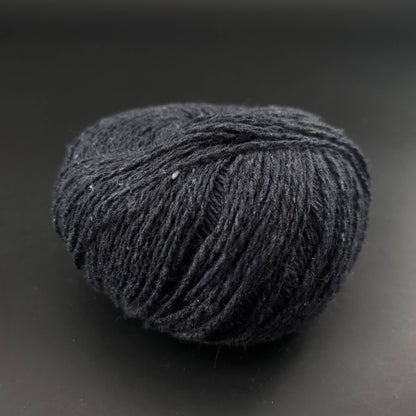 pelote de coton recyclé kremke reborn denim uni coloris 152 anthracite sur fond noir pour tricot et crochet