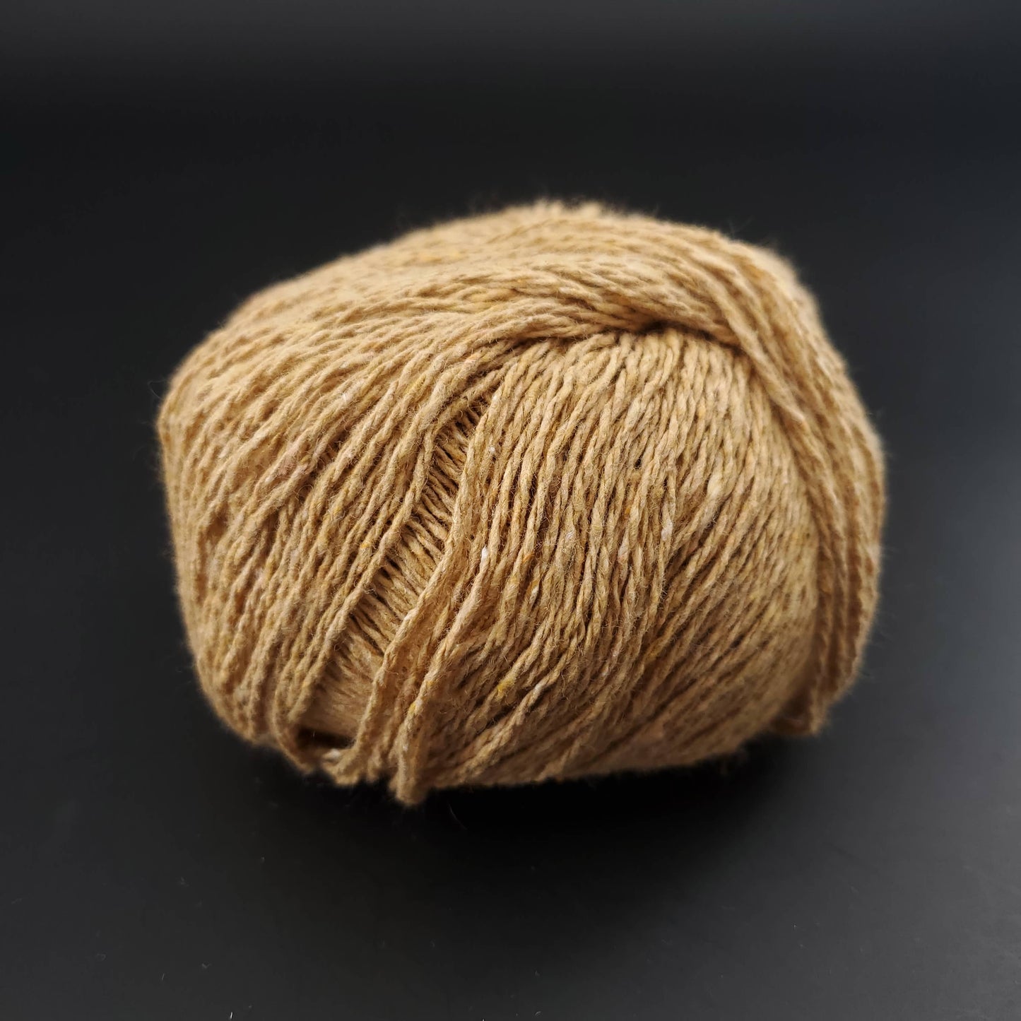 pelote de coton recyclé kremke reborn denim uni coloris 153 orange sur fond noir pour tricot et crochet