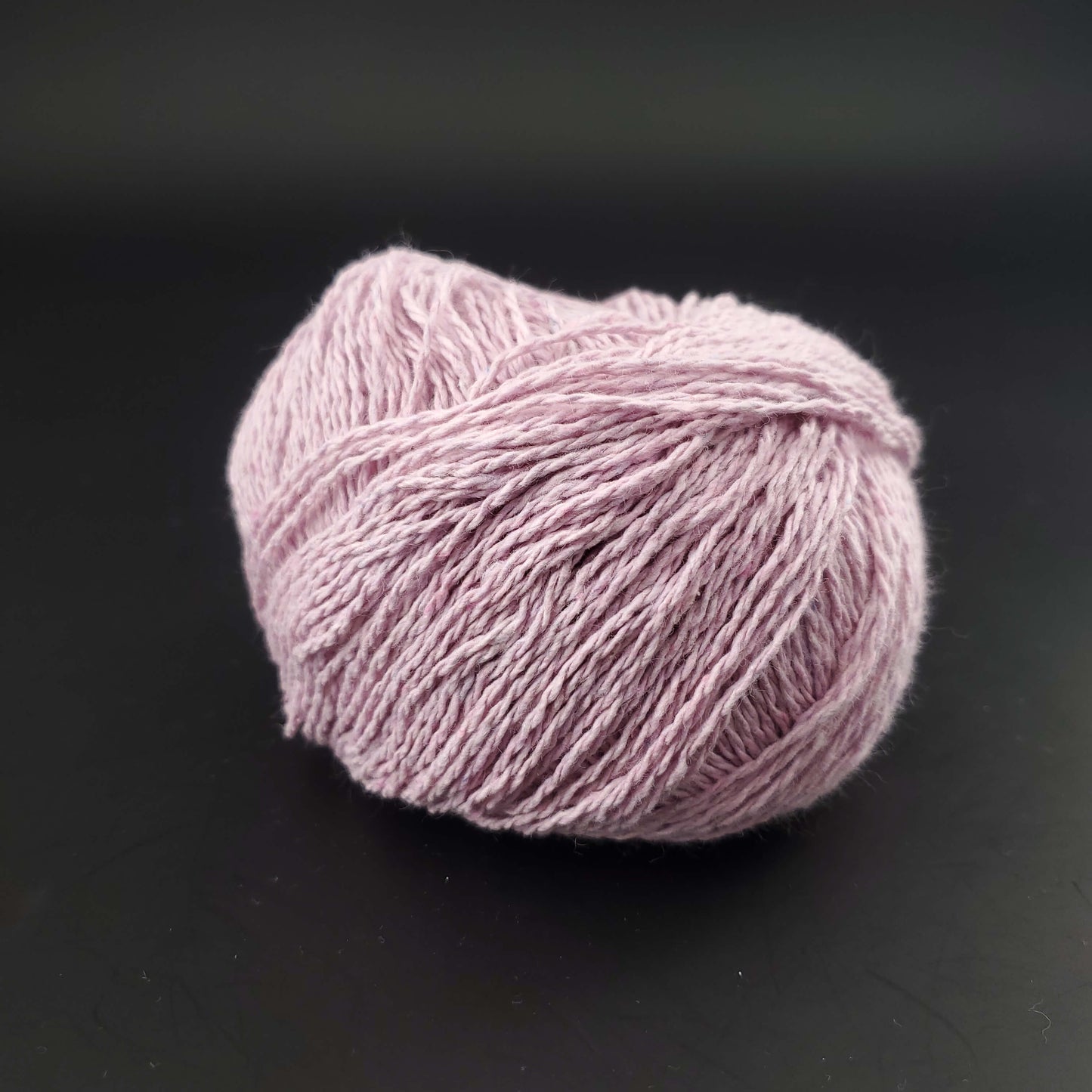 pelote de coton recyclé kremke reborn denim uni coloris 160 rose clair sur fond noir pour tricot et crochet