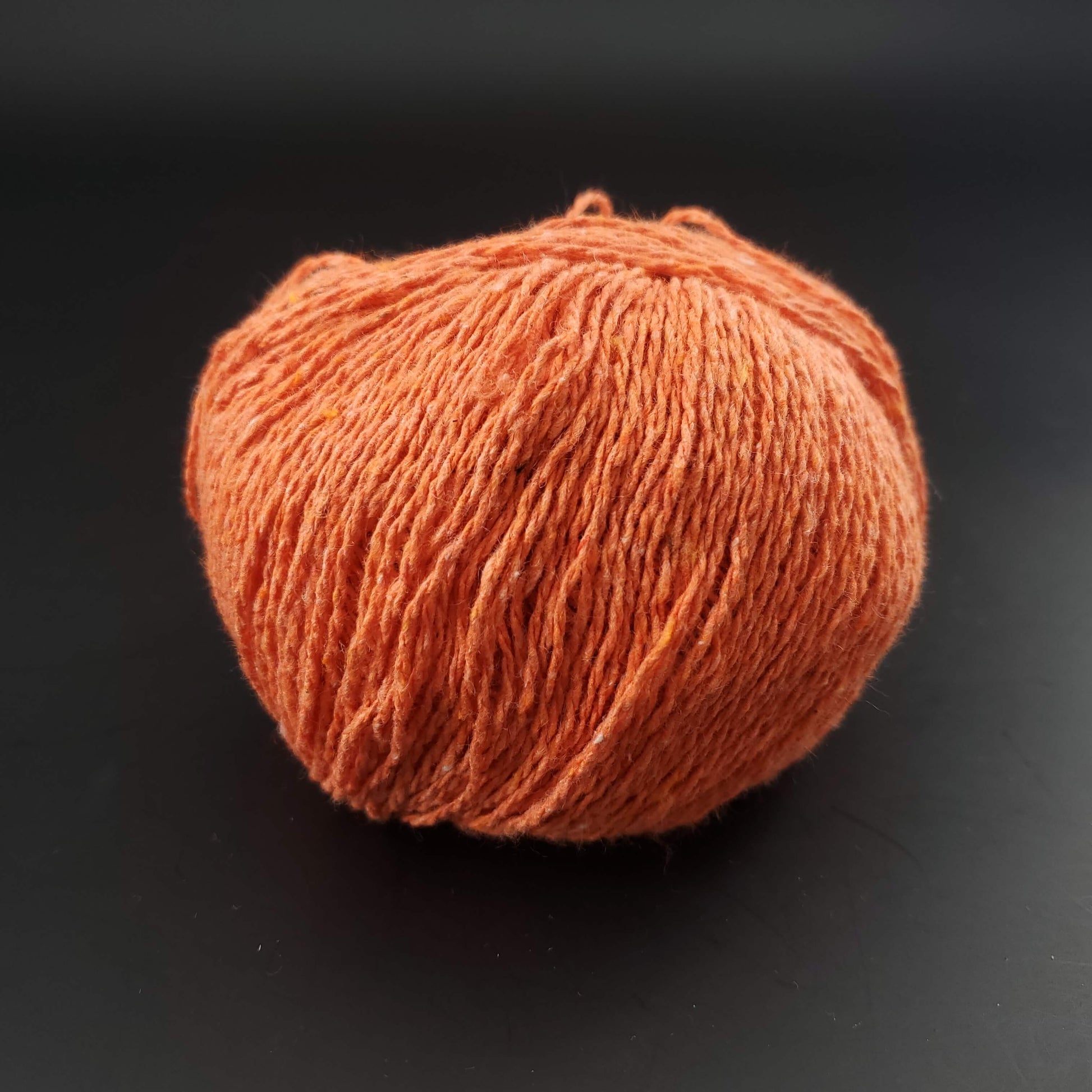 pelote de coton recyclé kremke reborn denim uni coloris 161 orange sur fond noir pour tricot et crochet