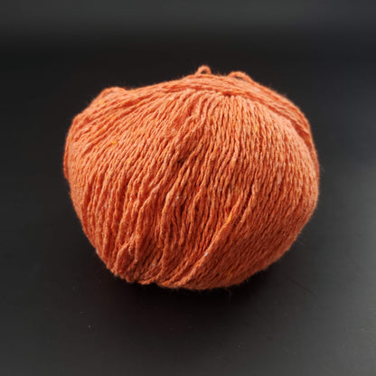 pelote de coton recyclé kremke reborn denim uni coloris 161 orange sur fond noir pour tricot et crochet
