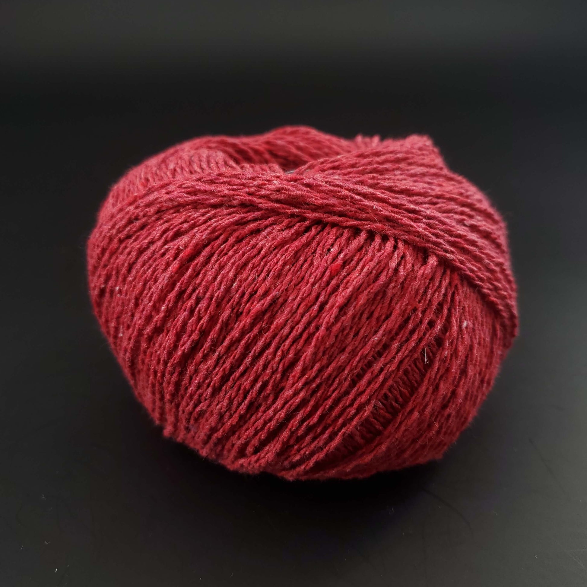pelote de coton recyclé kremke reborn denim uni coloris 62 cerise sur fond noir pour tricot et crochet