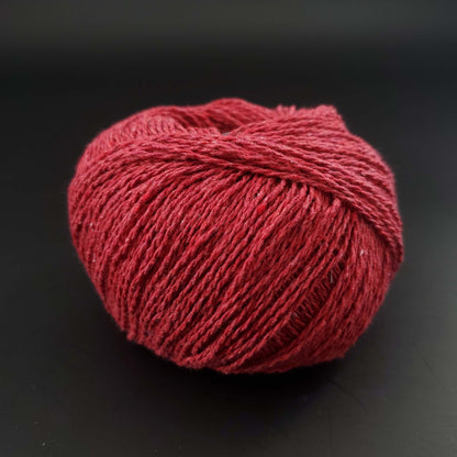 pelote de coton recyclé kremke reborn denim uni coloris 62 cerise sur fond noir pour tricot et crochet