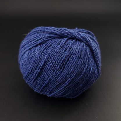 pelote de coton recyclé kremke reborn denim uni coloris 164 marine sur fond noir pour tricot et crochet