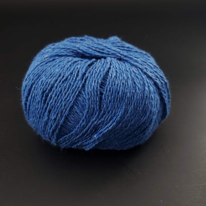pelote de coton recyclé kremke reborn denim uni coloris 165 bleu roi sur fond noir pour tricot et crochet