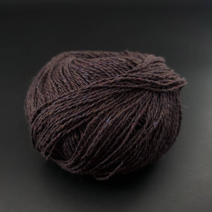pelote de coton recyclé kremke reborn denim uni coloris 166 chocolat sur fond noir pour tricot et crochet