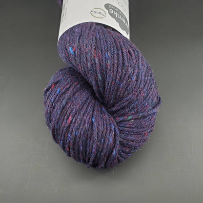 Echeveau de laine Kremke Reborn Wool de couleur 20 indigo melange, sur fond noir, pour tricot et crochet.