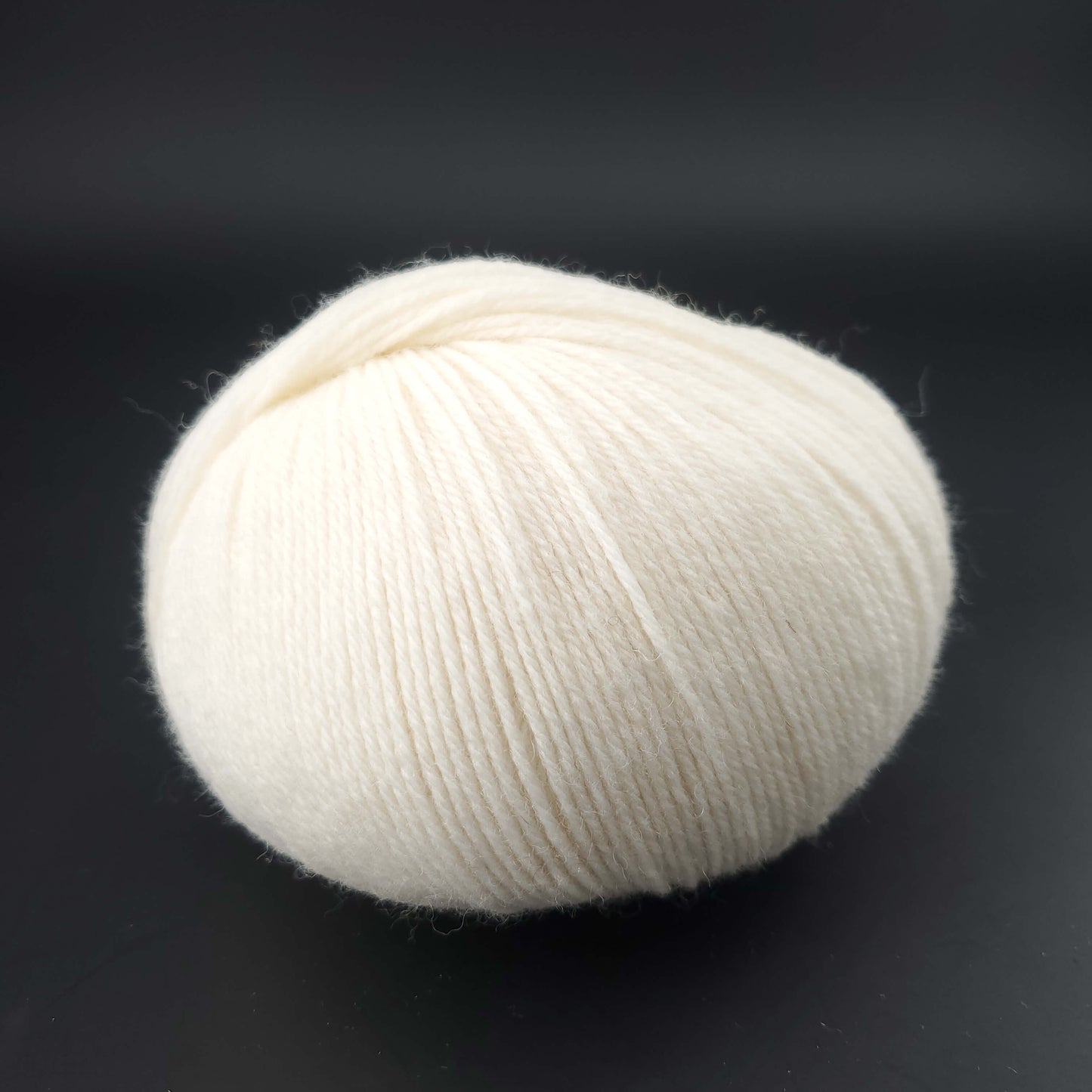 Pelote de laine the merry merino 220 de kremke coloris 01 ecru sur fond noir