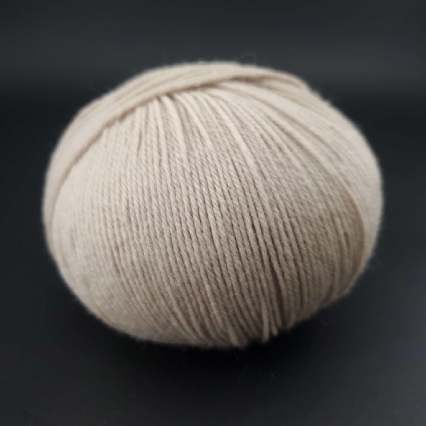 Pelote de laine the merry merino 220 de kremke coloris 02 beige sur fond noir