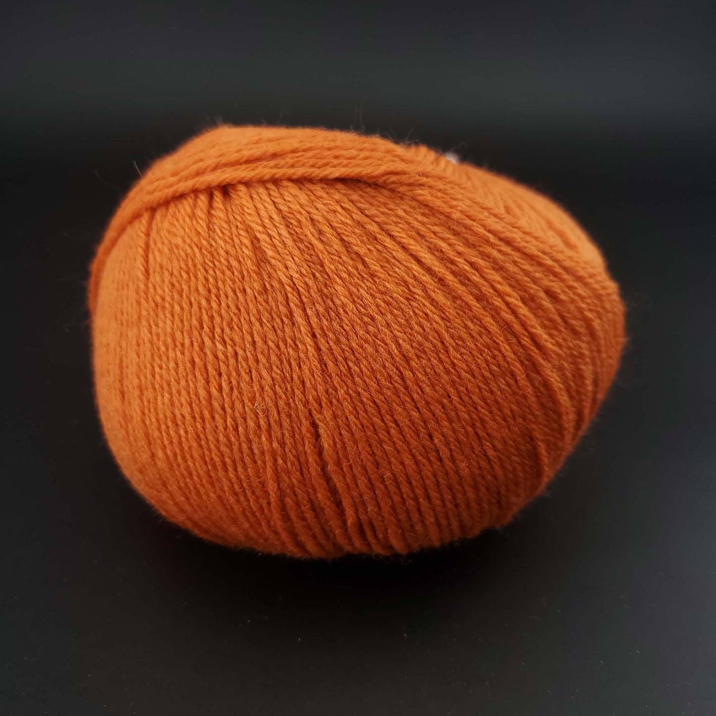 Pelote de laine the merry merino 220 de kremke coloris 08 citrouille sur fond noir
