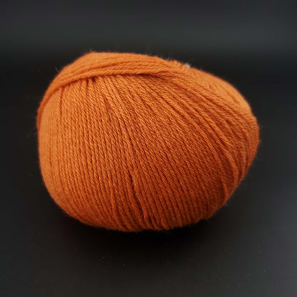 Pelote de laine the merry merino 220 de kremke coloris 08 citrouille sur fond noir