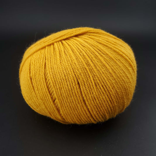 Pelote de laine the merry merino 220 de kremke coloris 13 jaune sur fond noir