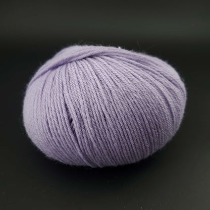 Pelote de laine the merry merino 220 de kremke coloris 23 lavande sur fond noir