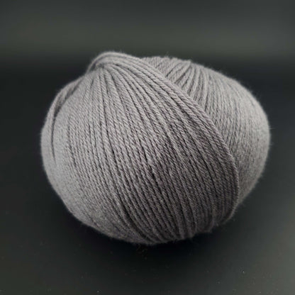 Pelote de laine the merry merino 220 de kremke coloris 29 gris moyen sur fond noir