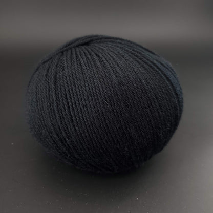 Pelote de laine the merry merino 220 de kremke coloris 21 noir sur fond noir