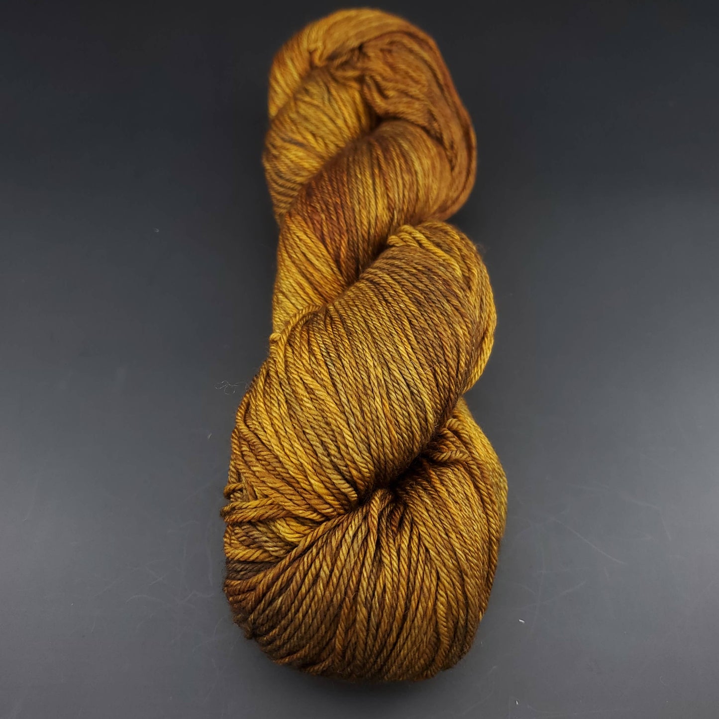 Echeveau de laine Malabrigo Arroyo de couleur 048 glitter sur fond noir pour tricot et crochet