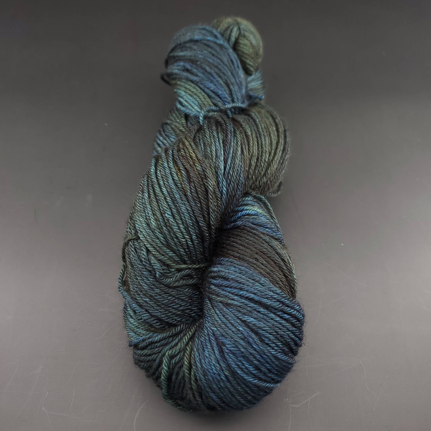 Echeveau de laine Malabrigo Arroyo de couleur 051 vaa sur fond noir pour tricot et crochet