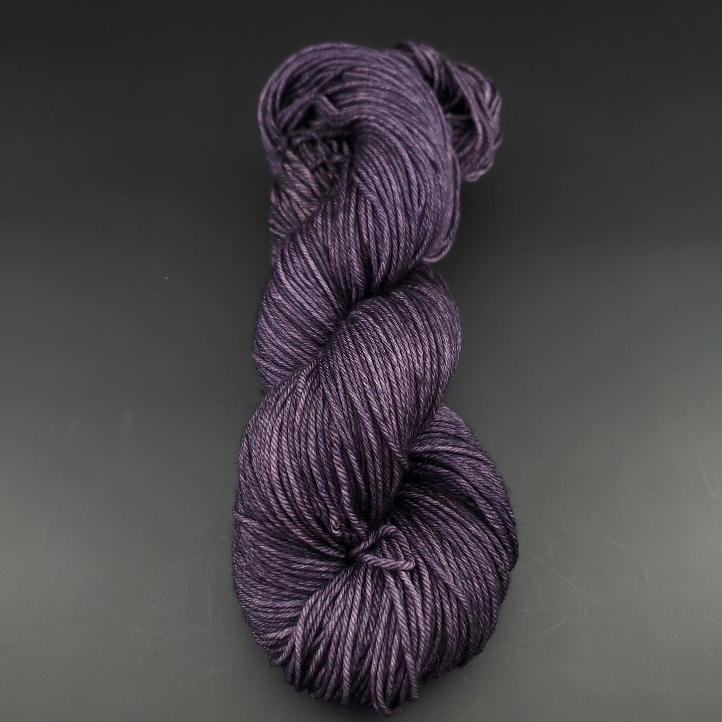 Echeveau de laine Malabrigo Arroyo de couleur 069 pearl ten sur fond noir pour tricot et crochet