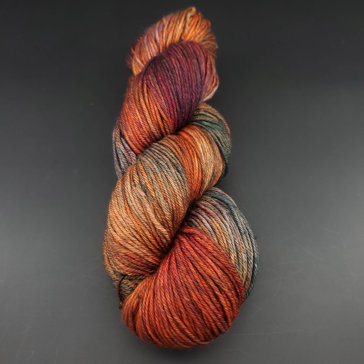 Echeveau de laine Malabrigo Arroyo de couleur 121 marte sur fond noir pour tricot et crochet