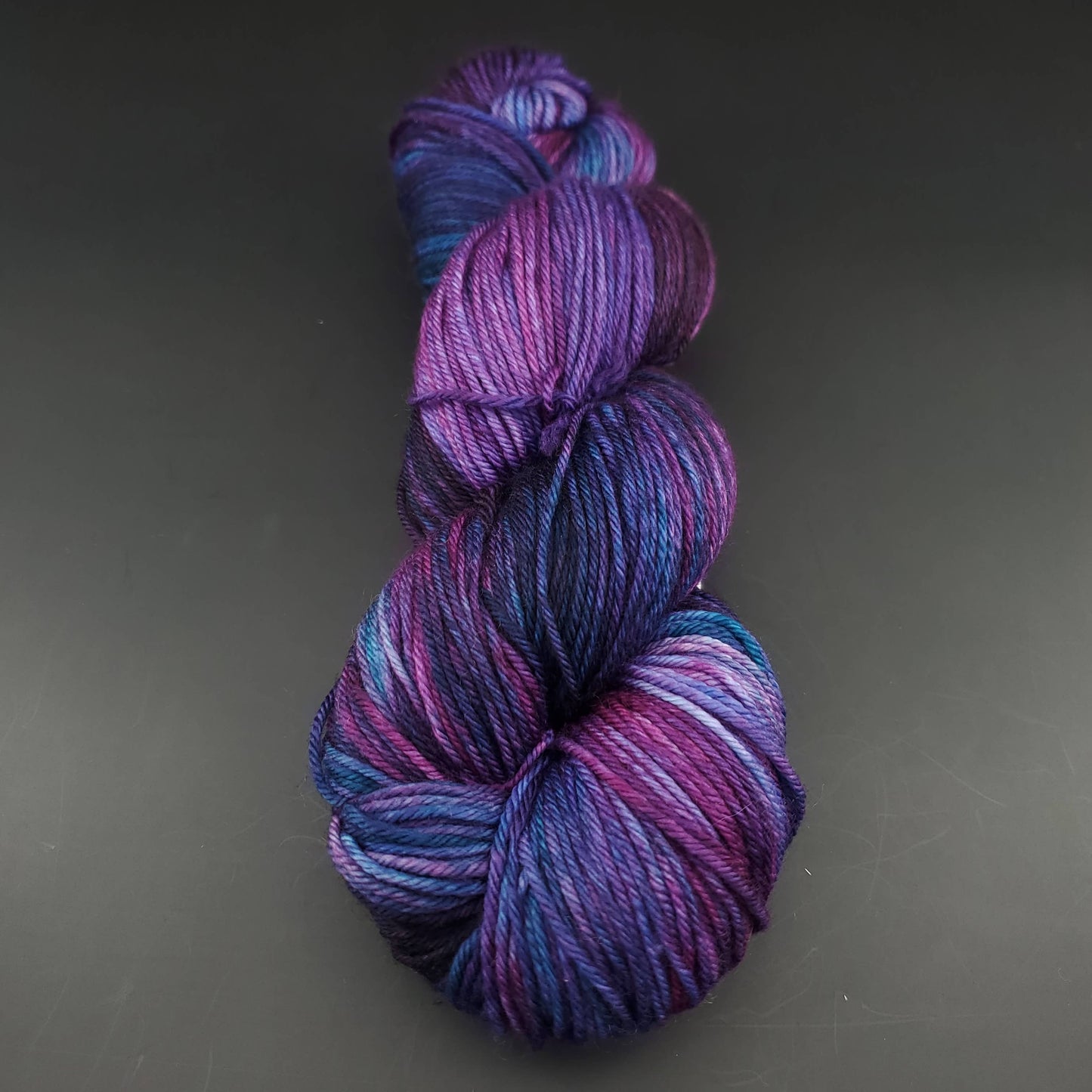 Echeveau de laine Malabrigo Arroyo de couleur 247 whales road sur fond noir pour tricot et crochet