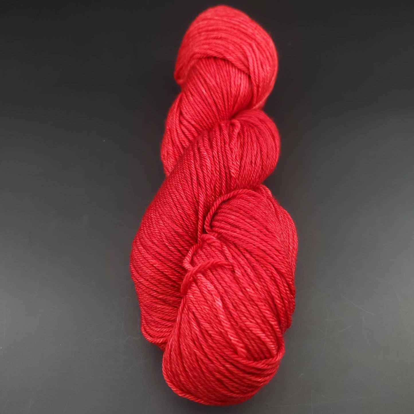Echeveau de laine Malabrigo Arroyo de couleur 611 ravelry red sur fond noir pour tricot et crochet