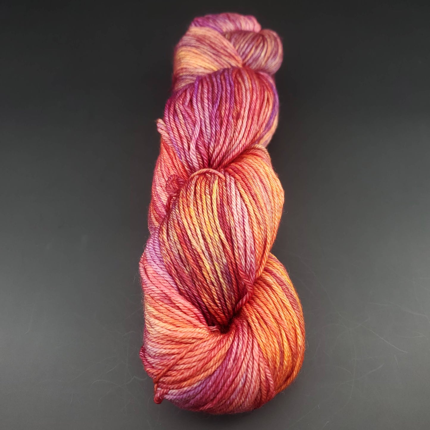 Echeveau de laine Malabrigo Arroyo de couleur 850 archangel sur fond noir pour tricot et crochet