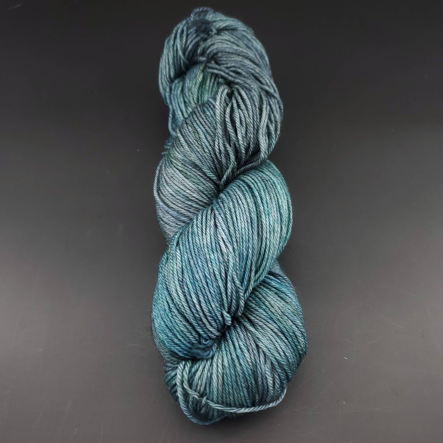 Echeveau de laine Malabrigo Arroyo de couleur 855 aguas sur fond noir pour tricot et crochet